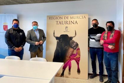 Paco Abril junto a los miembros del Consorcio Nacional de Pueblos con Encierros por Vereda